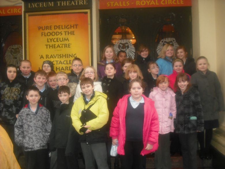 Children outside the Lyceum Theatre before the show!